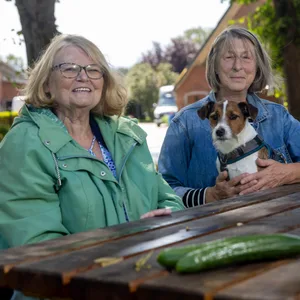 Marion Wengenroth (l., 77) und Ines Lessing (69) sitzen am Bergstedter Markt.