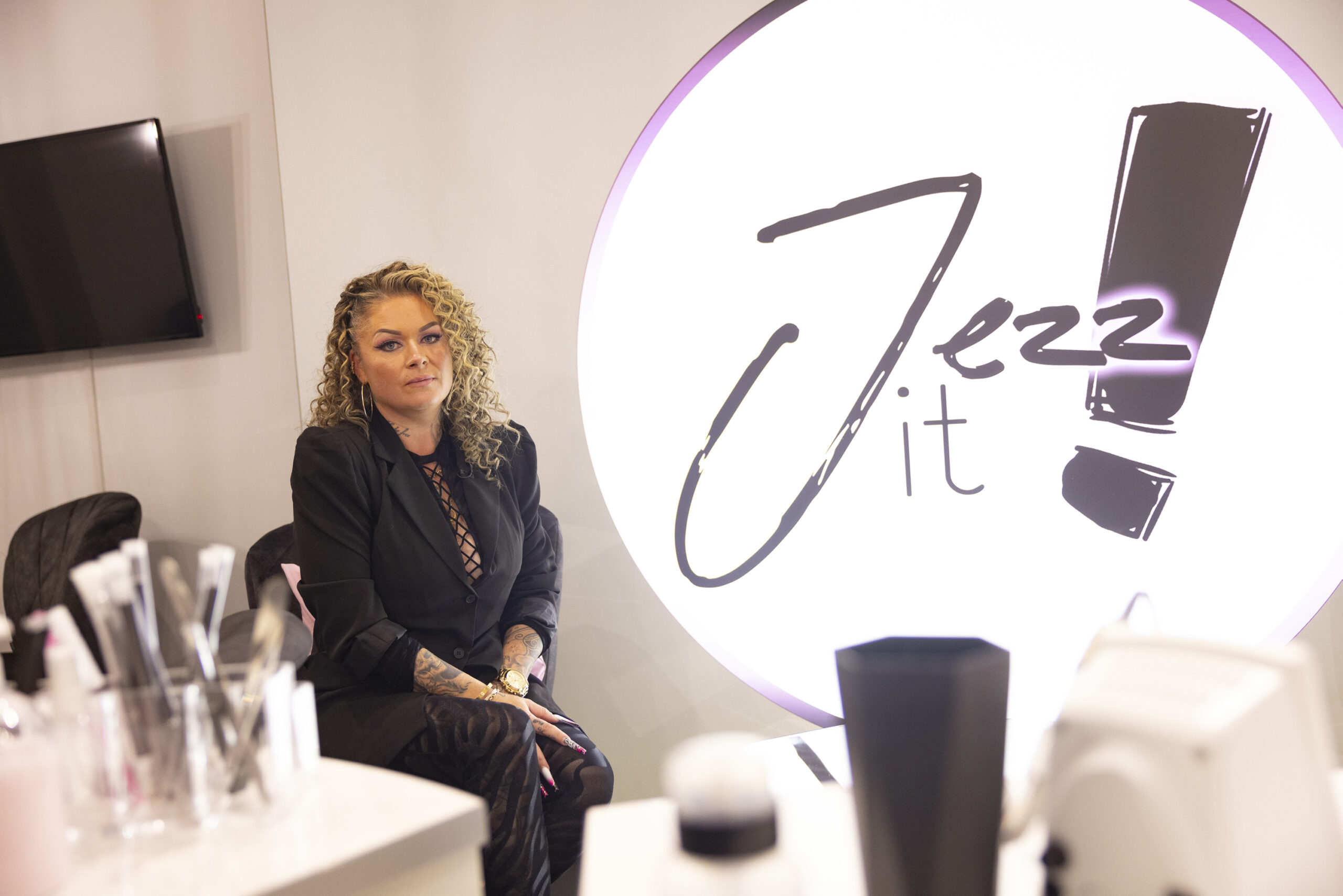 Jessica Groß – genannt Jezz – ist Nageldesignerin und Chefin des skurrilsten Beautysalons auf dem Kiez