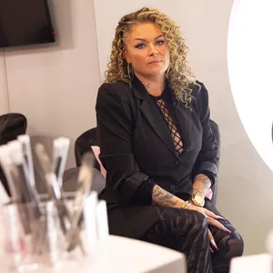 Jessica Groß – genannt Jezz – ist Nageldesignerin und Chefin des skurrilsten Beautysalons auf dem Kiez