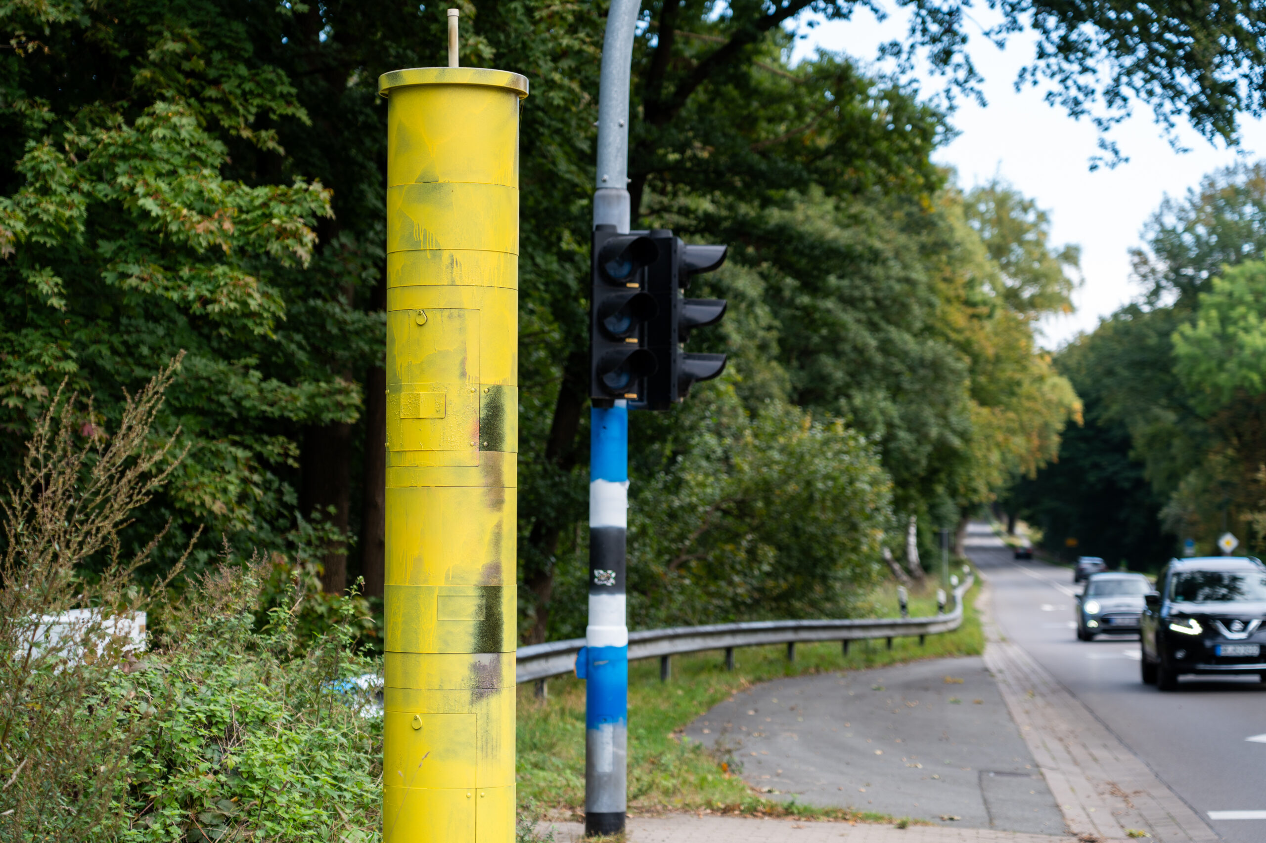 Der Blitzer an der Bundesstraße 75 in Buchholz-Trelde leuchtet in gelber Farbe.