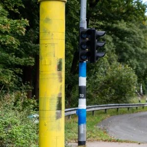 Der Blitzer an der Bundesstraße 75 in Buchholz-Trelde leuchtet in gelber Farbe.