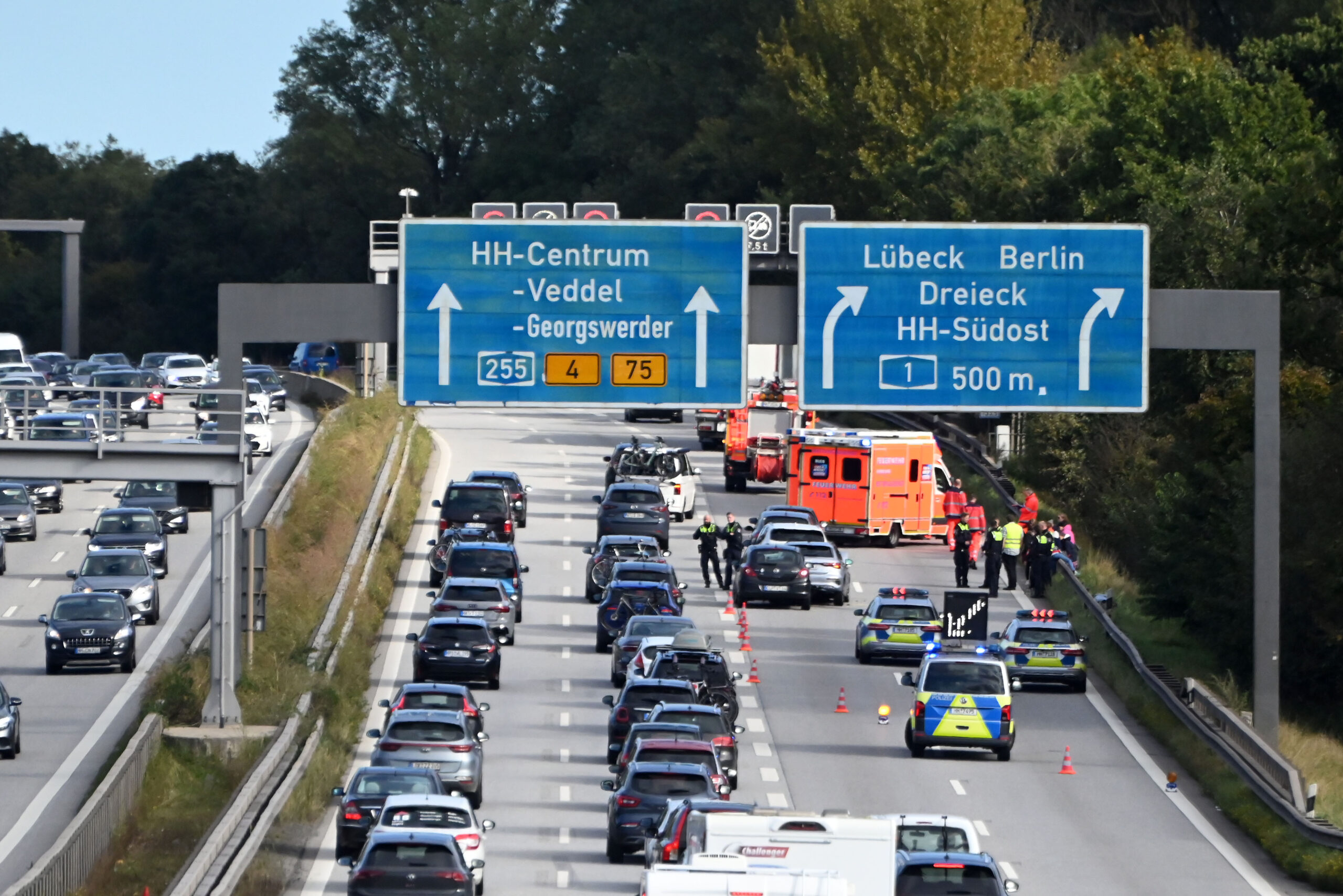 Mehrere Autos auf A1 bei Georgswerder mitenander kollidert – zwei Verletzte und jede menge Stau