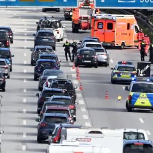 Mehrere Autos auf A1 bei Georgswerder mitenander kollidert – zwei Verletzte und jede menge Stau