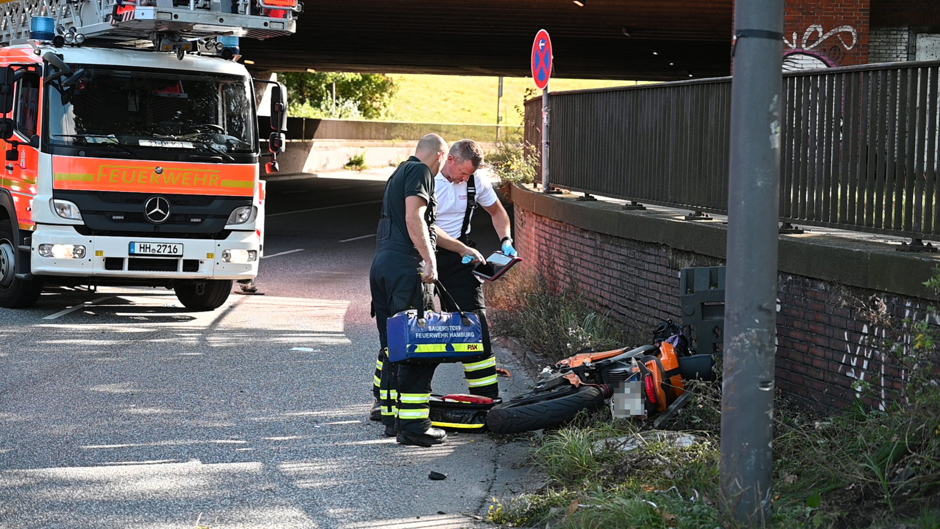 In veddel: Motorradfahrer verliert Kontrolle und rast gegen Lichtmast – Lebensgefahr