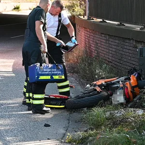In veddel: Motorradfahrer verliert Kontrolle und rast gegen Lichtmast – Lebensgefahr