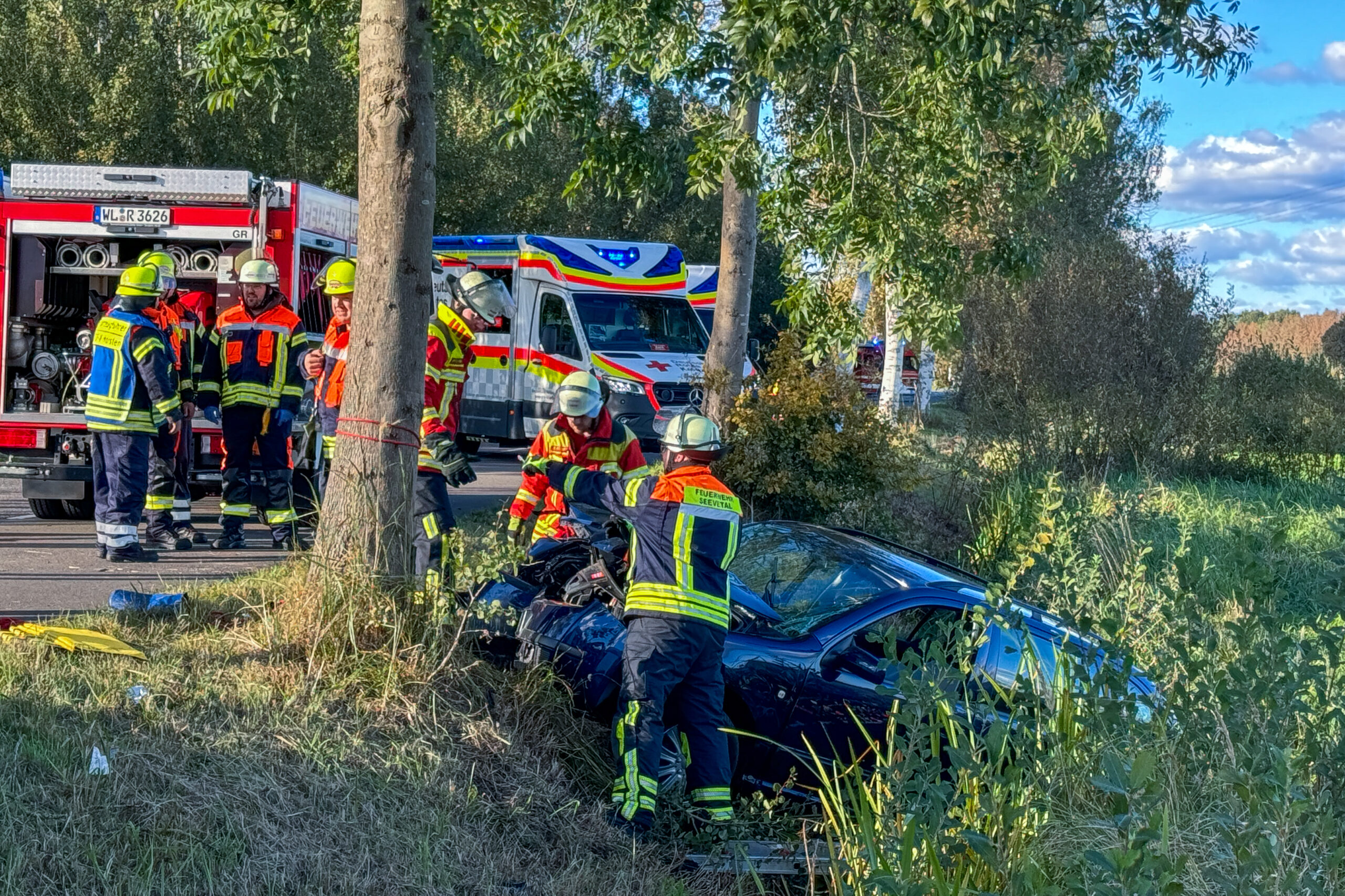 Rettungskräfte bergen ein Auto aus einem Graben