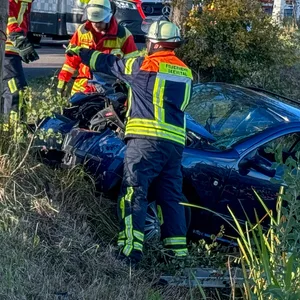 Rettungskräfte bergen ein Auto aus einem Graben
