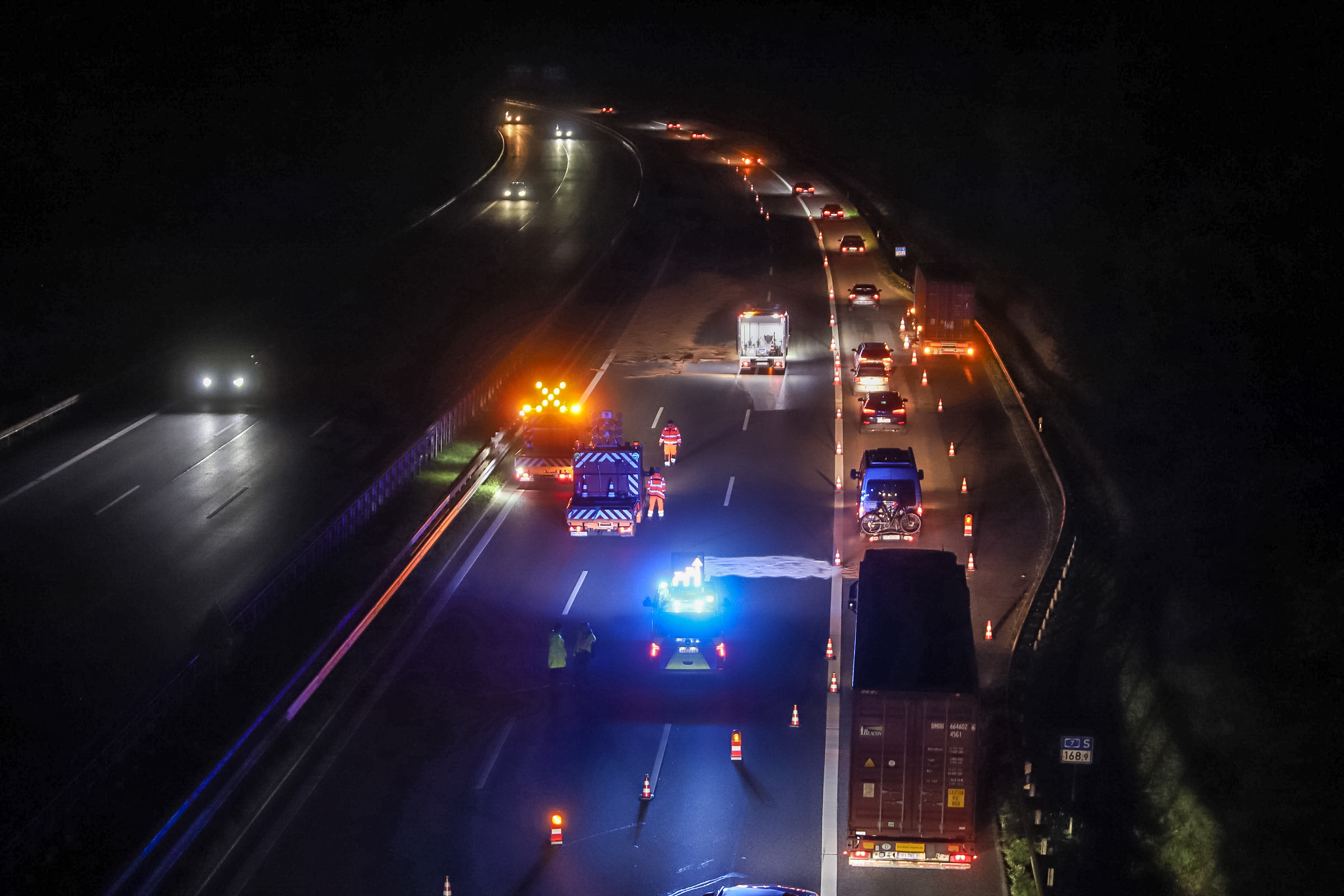 Der Dieselkraftstoff hat mehrere Fahrbahnen der A7 in Fahrtrichtung Süden verschmutzt.