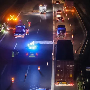 Der Dieselkraftstoff hat mehrere Fahrbahnen der A7 in Fahrtrichtung Süden verschmutzt.