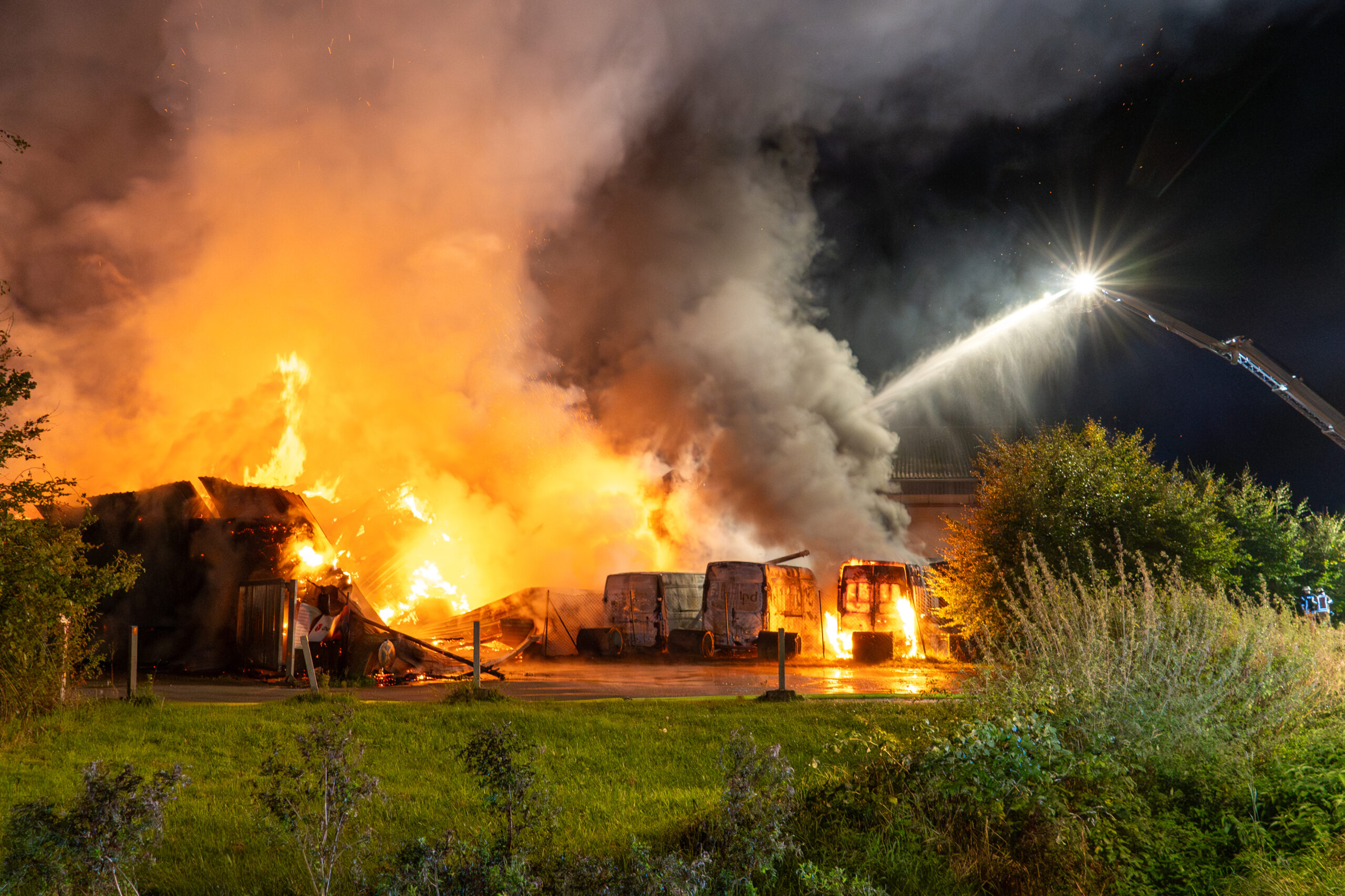 Mehrere Paketwagen wurden ein Raub der Flammen.