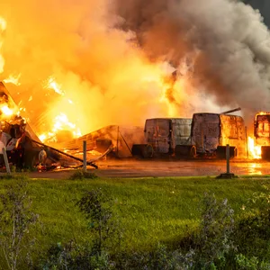 Mehrere Paketwagen wurden ein Raub der Flammen.
