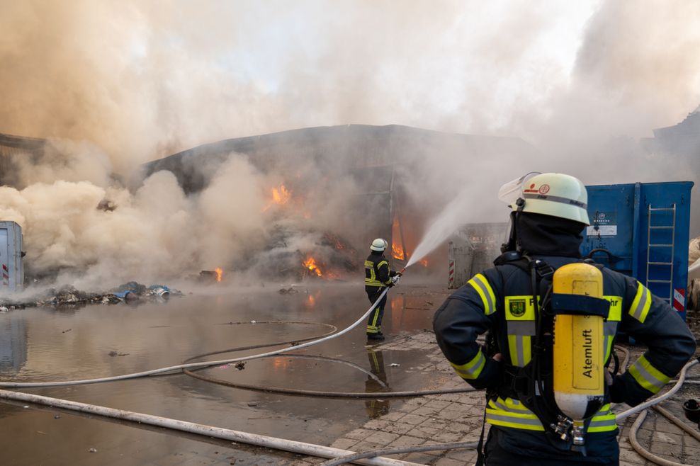 Rund 400 Feuerwehrleute sind in Bardowick im Einsatz.