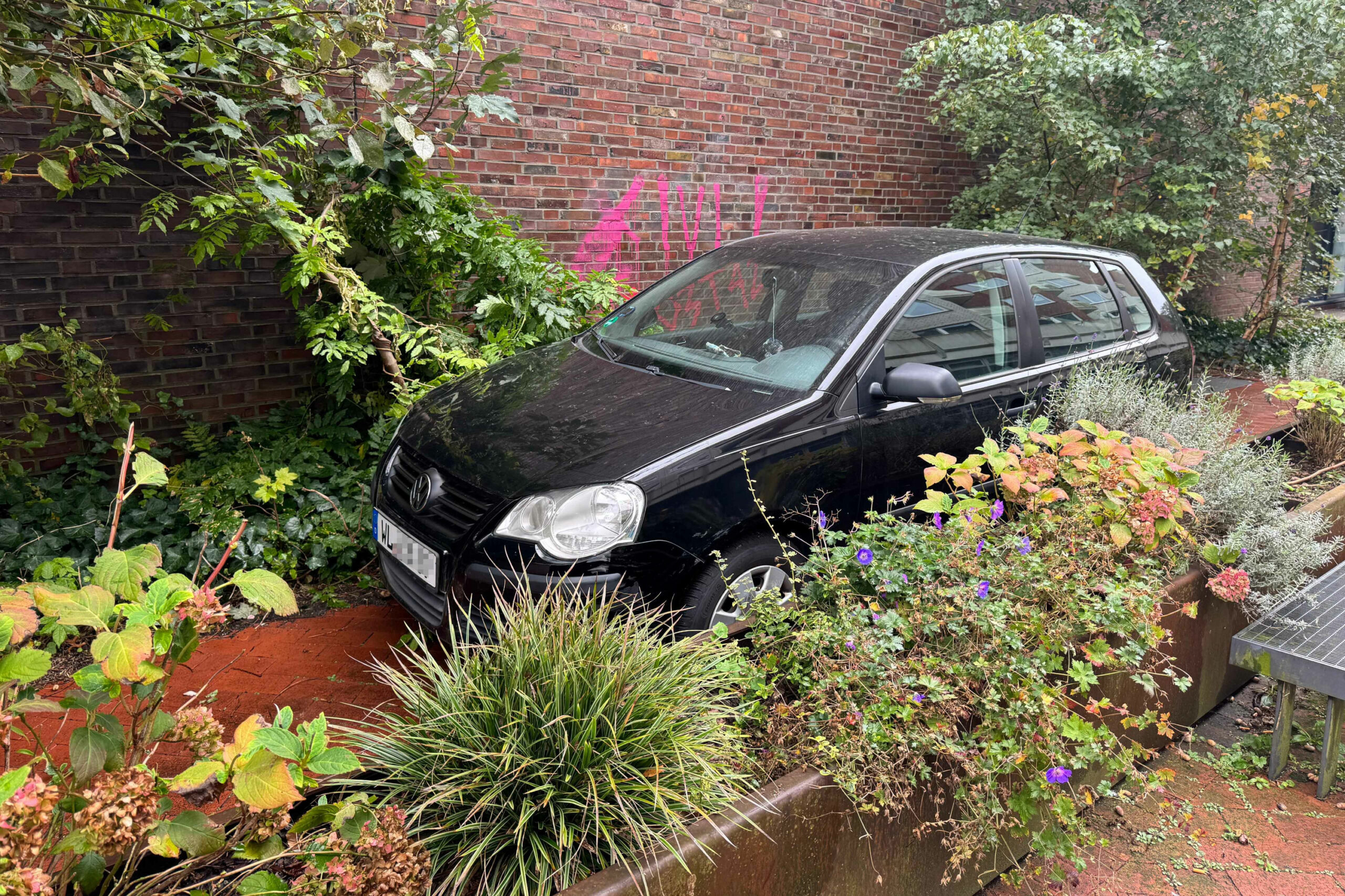 Wie die Seniorin mit ihrem VW überhaupt in der Fußgängerzone gelandet ist, ist unklar.