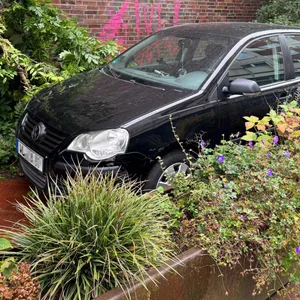 Wie die Seniorin mit ihrem VW überhaupt in der Fußgängerzone gelandet ist, ist unklar.