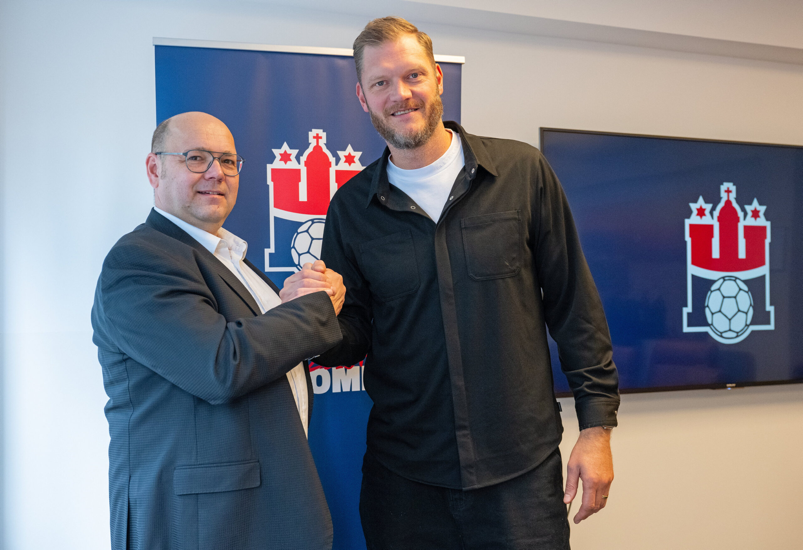 Christian Hüneburg und Johannes Bitter geben sich die Hand