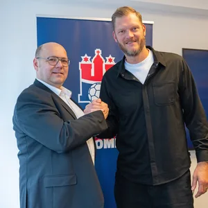 Christian Hüneburg und Johannes Bitter geben sich die Hand