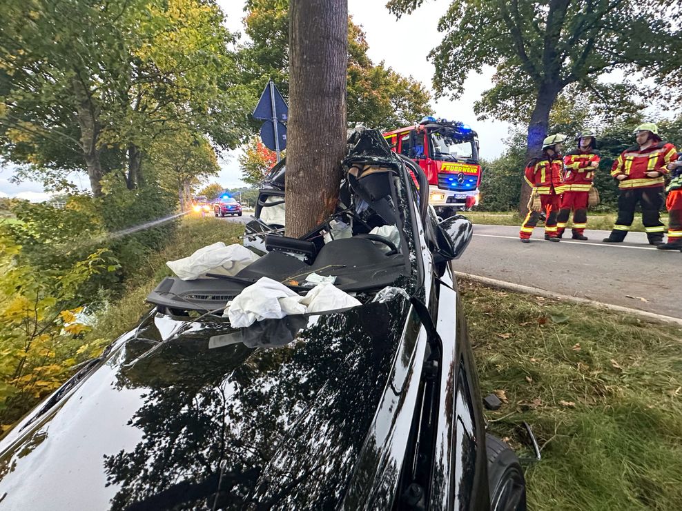 Dass der Fahrer aus diesem Unfallwrack noch lebend herausgekommen ist, verdankt er vermutlich zahlreichen Schutzengeln.