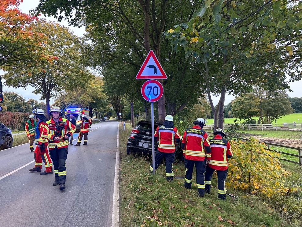 Vor den Toren Hamburgs: Auto fast in zwei Teile gerissen – Fahrer in Lebensgefahr