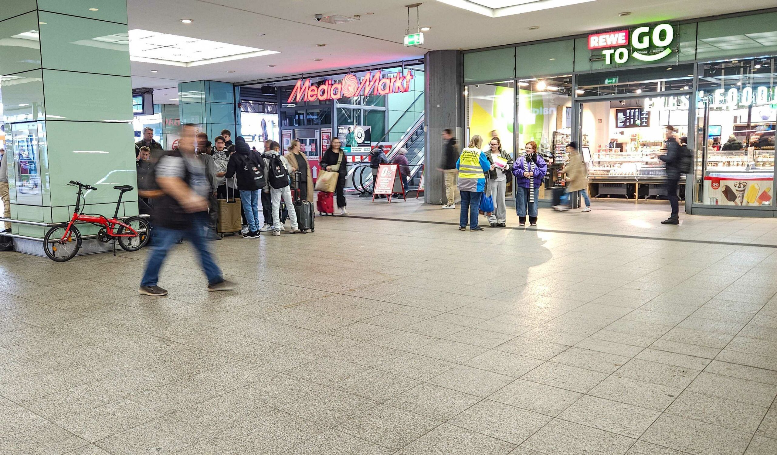 Leere Fläche im Eingangsbereich des Bahnhof Altona. Hier stand früher der Obst- und Gemüsestand der Familie Demirtas