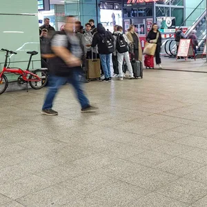 Leere Fläche im Eingangsbereich des Bahnhof Altona. Hier stand früher der Obst- und Gemüsestand der Familie Demirtas