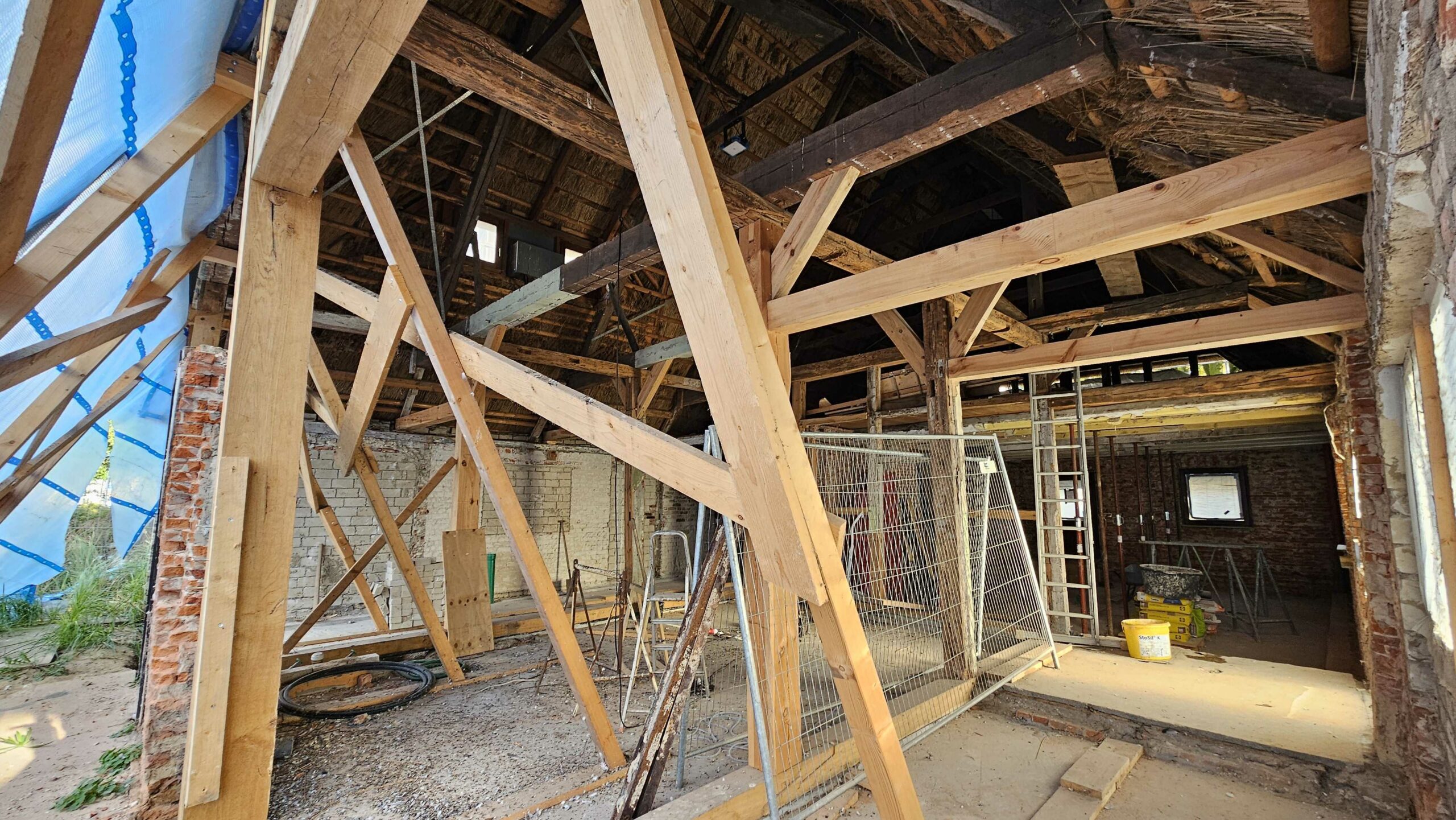 Blick in die alte Schulkate: Die Arbeiten am Fachwerk haben begonnen und stocken.