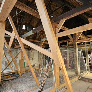 Blick in die alte Schulkate: Die Arbeiten am Fachwerk haben begonnen und stocken.