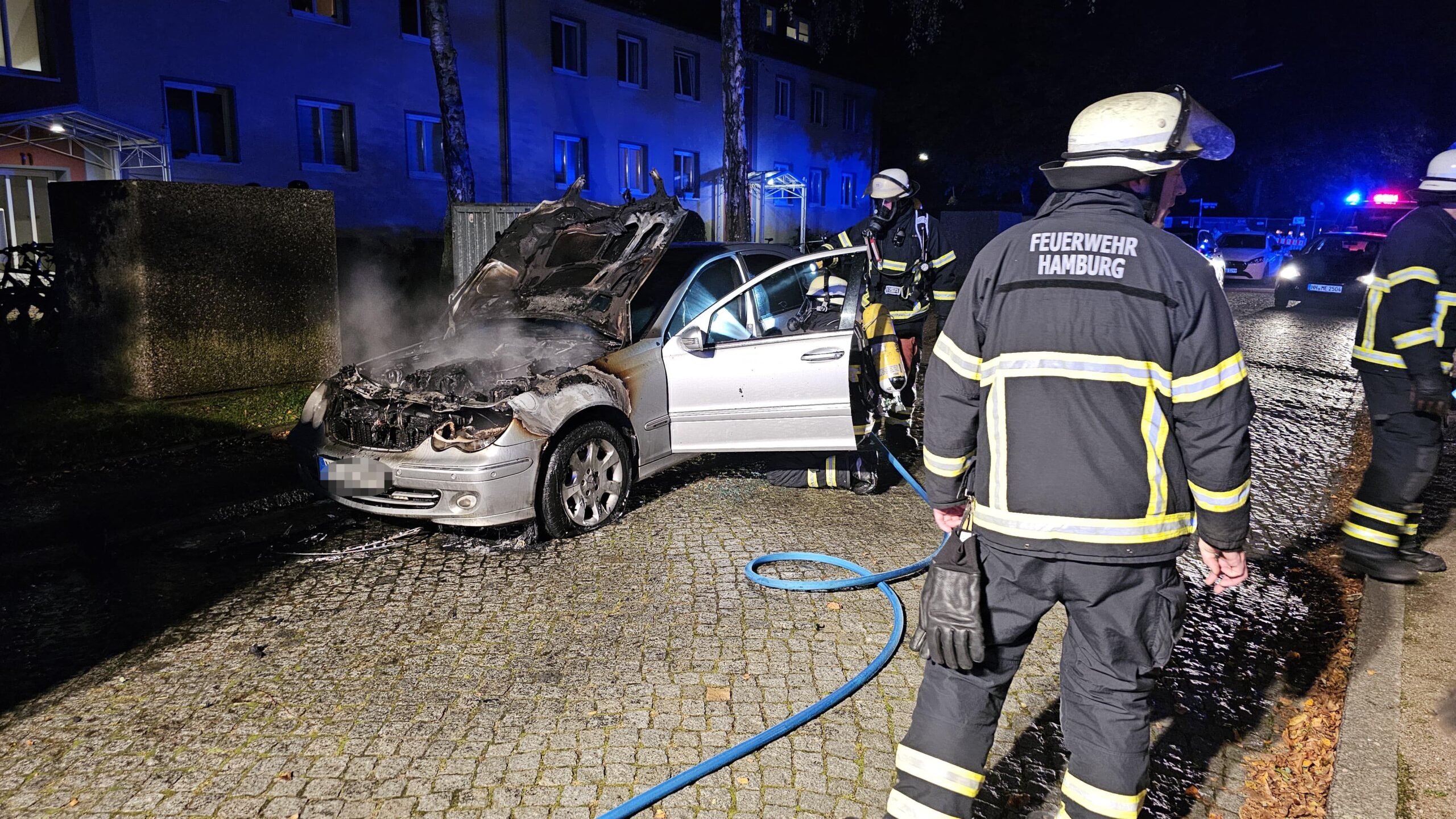 Die Familie war offenbar nur kurz einkaufen, als das Fahrzeug in Flammen aufging.