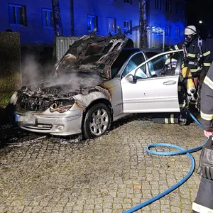 Die Familie war offenbar nur kurz einkaufen, als das Fahrzeug in Flammen aufging.