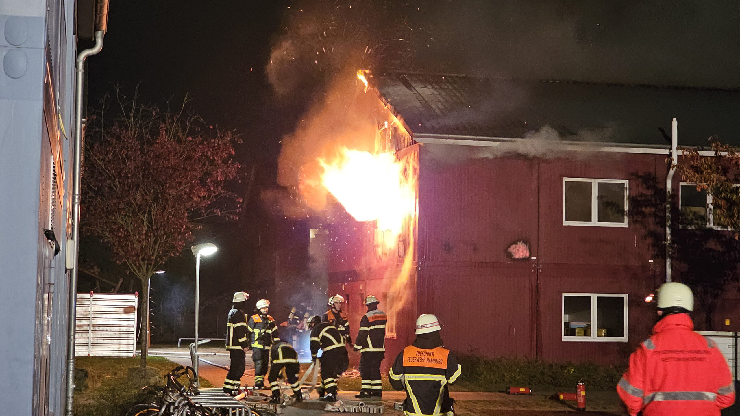 Die Flammen hatten sich in einem Container ausgebreitet und drohten, auf weitere überzugreifen.