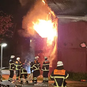 Die Flammen hatten sich in einem Container ausgebreitet und drohten, auf weitere überzugreifen.