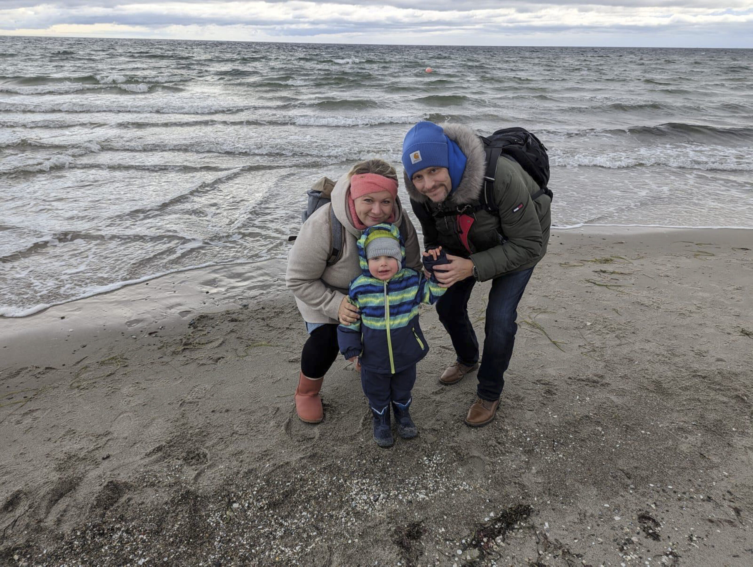 Simone (37) und Thomas (39) mit ihrem Sohn Fynn (4) auf Fehmarn am Strand