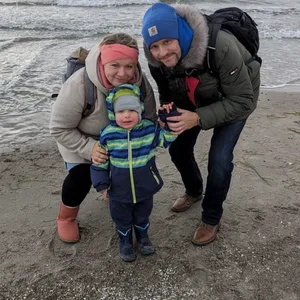 Simone (37) und Thomas (39) mit ihrem Sohn Fynn (4) auf Fehmarn am Strand