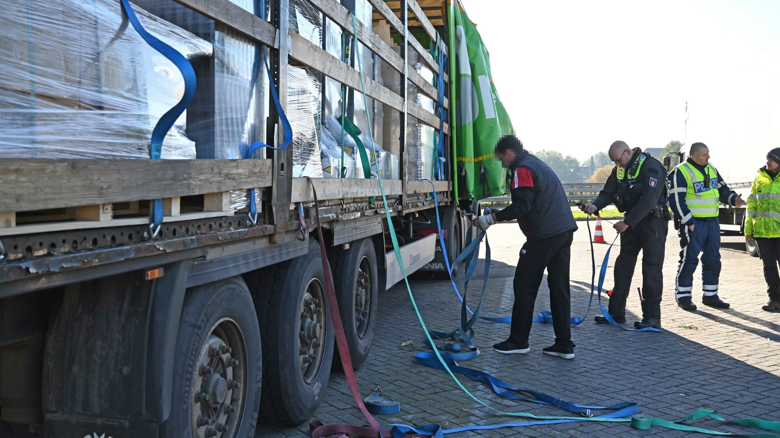 Bei der Kontrolle an der A1 fielen den Beamten zahlreiche Verstöße bei der Ladungssicherung auf.