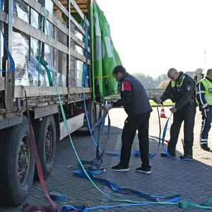 Bei der Kontrolle an der A1 fielen den Beamten zahlreiche Verstöße bei der Ladungssicherung auf.