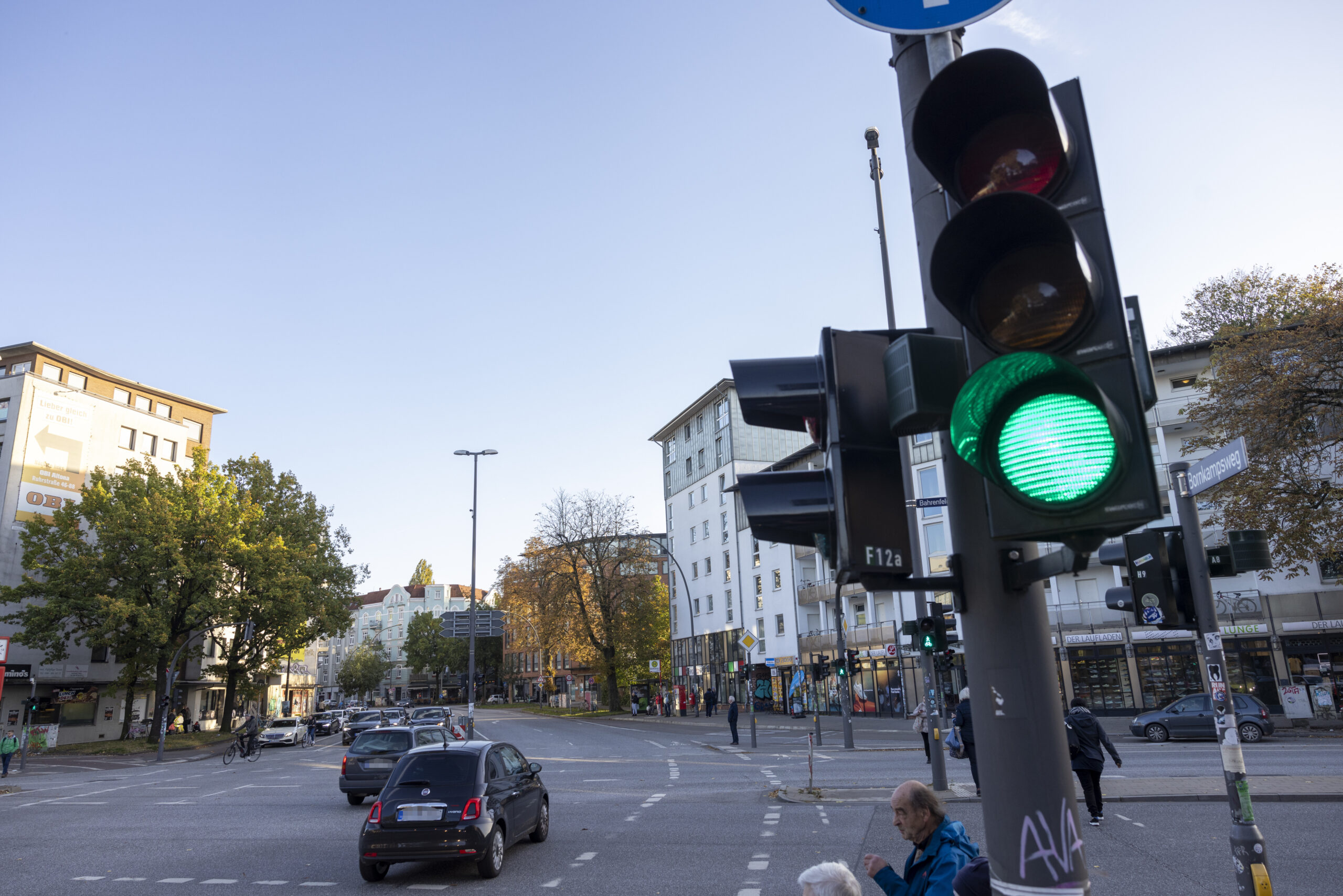 An Knotenpunkten wie dieser Hamburger Kreuzung ist für Autofahrer häufiger Grün – dank eines neuen Projekts.