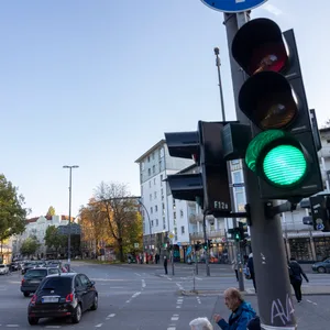 An Knotenpunkten wie dieser Hamburger Kreuzung ist für Autofahrer häufiger Grün – dank eines neuen Projekts.