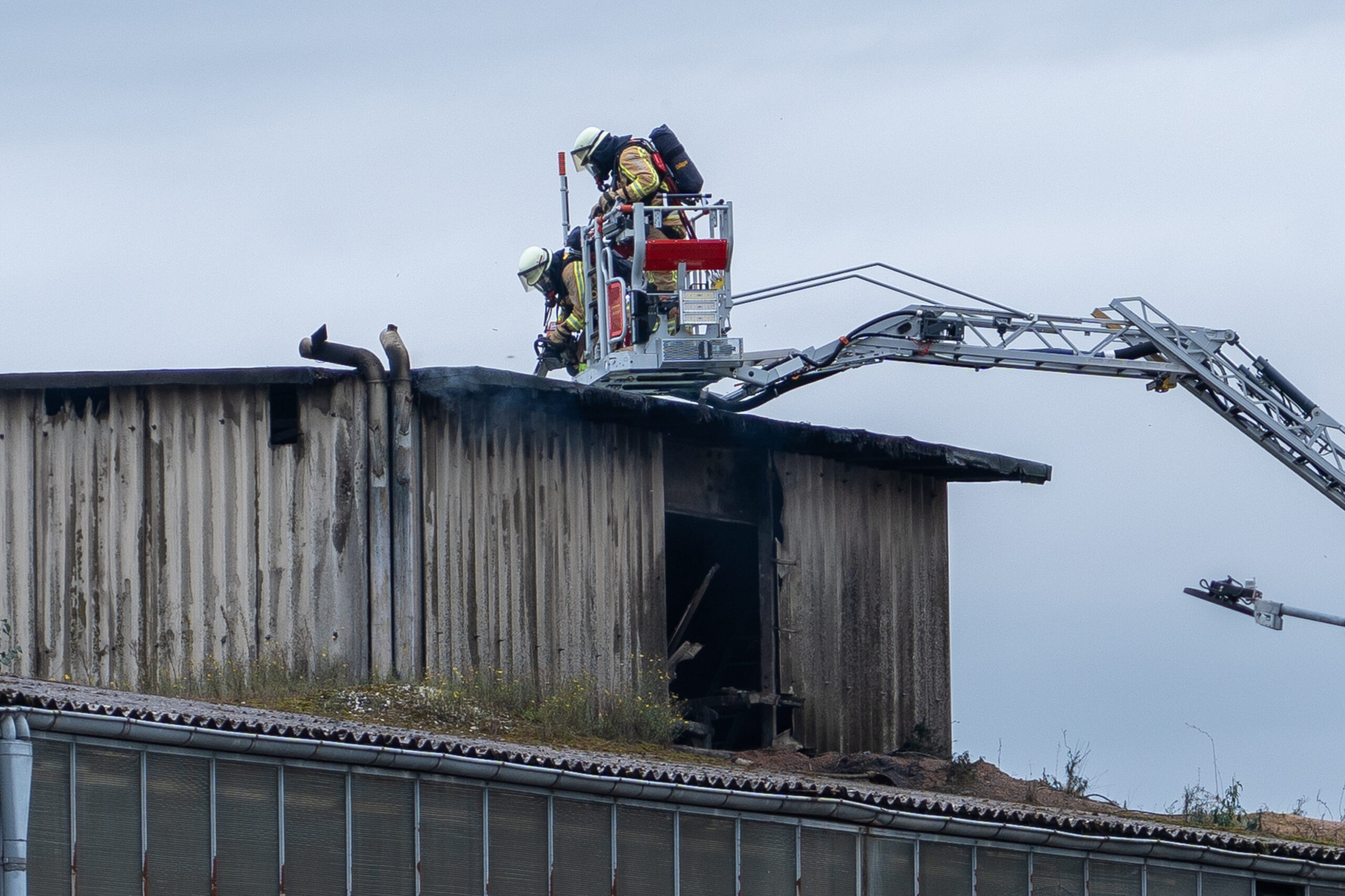 Dach von Betonwerk in Övelgönnen brennt – Asbest-Alarm