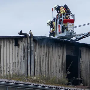 Dach von Betonwerk in Övelgönnen brennt – Asbest-Alarm