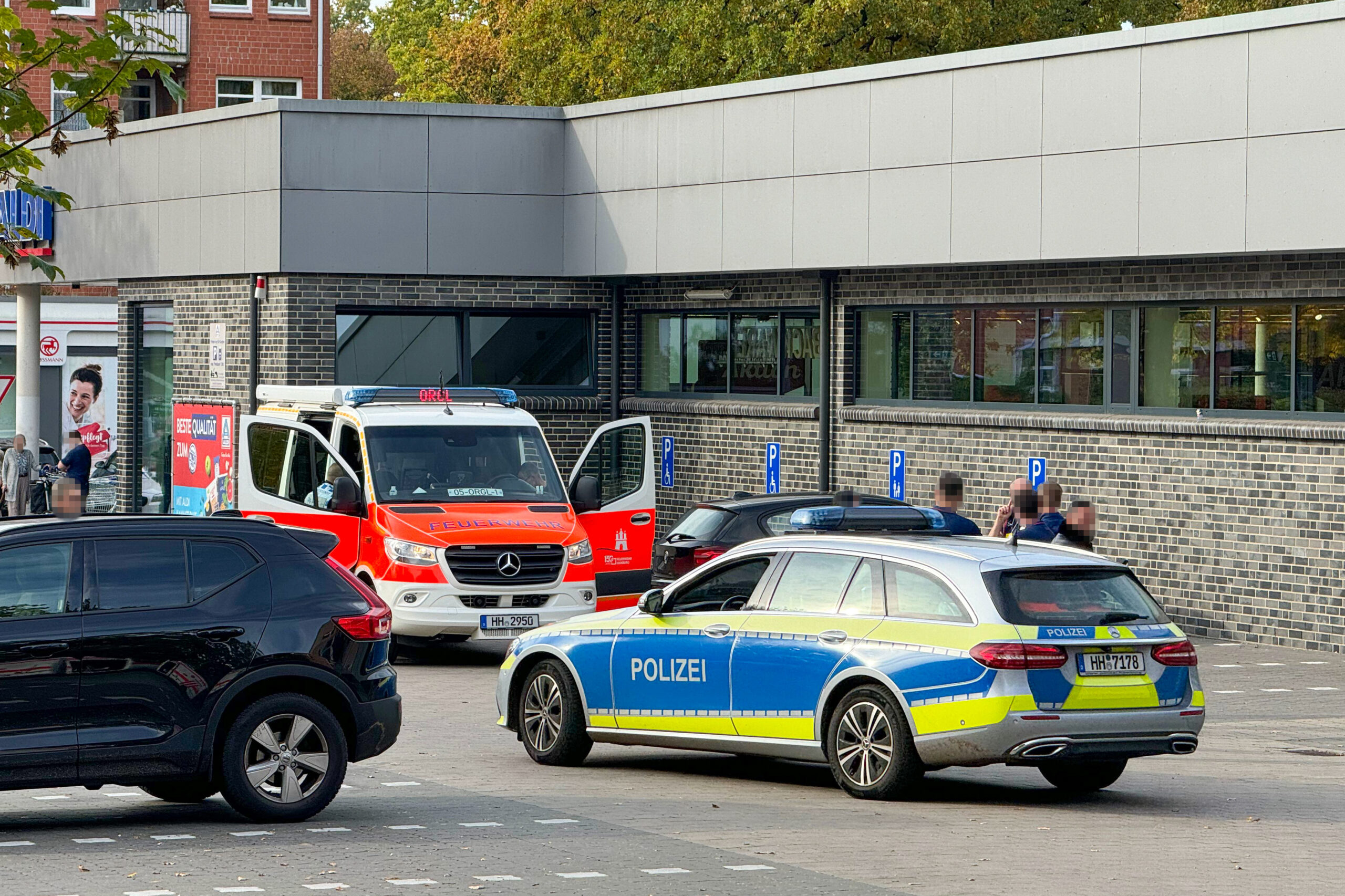 Rettungseinsatz vor Supermarkt