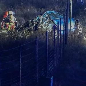 Unfall auf A7 bei Hamburg: Auto überschlägt sich – Urlauberfamilie, darunter zwei Kinder schwer verletzt