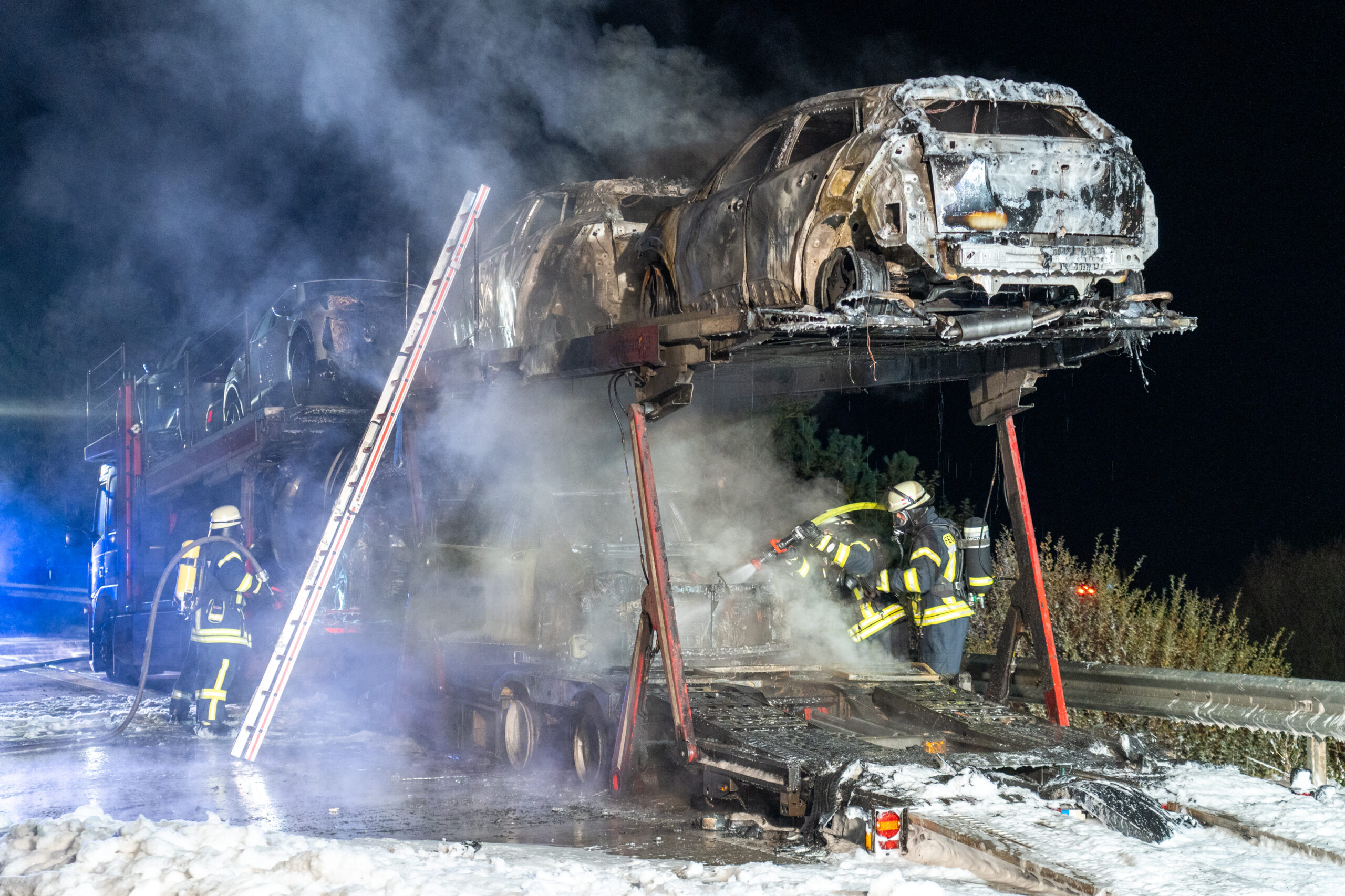 Der Autotransporter fing am Montagabend auf der A7 Feuer.