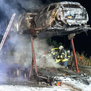 Der Autotransporter fing am Montagabend auf der A7 Feuer.