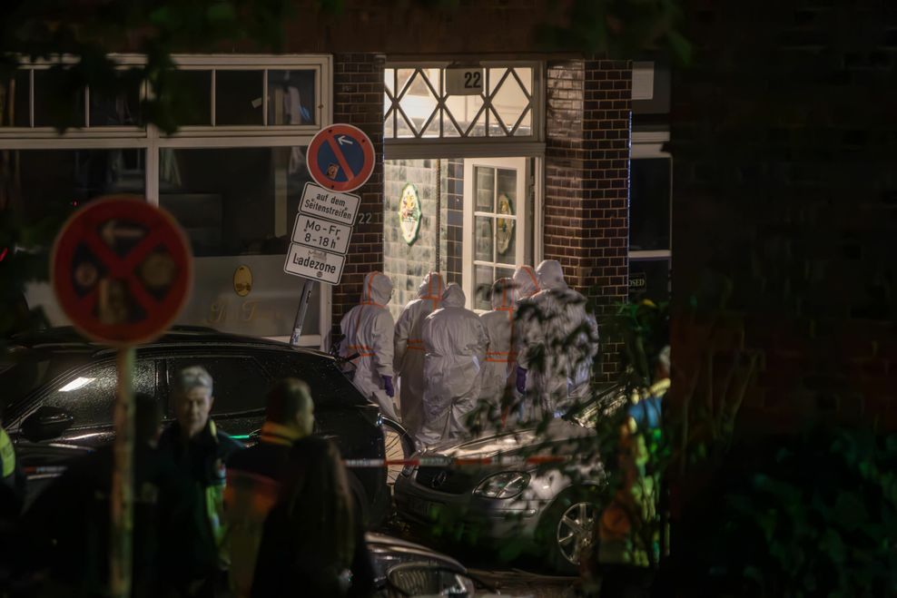 Ermittler sichern Spuren am Tatort in der Straße Herrengraben.