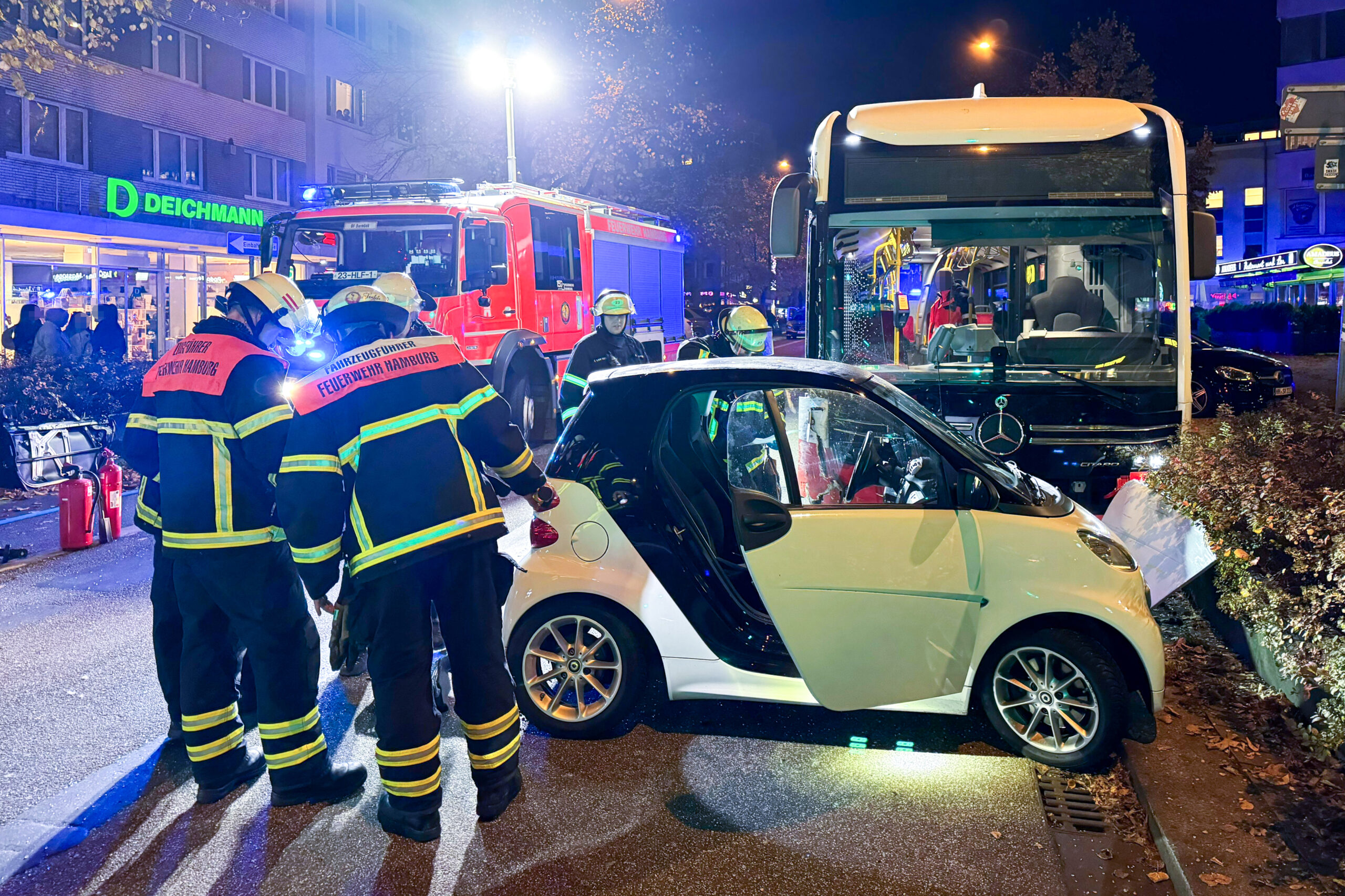 In Barmbek kollidierte ein Smart mit einem Bus.