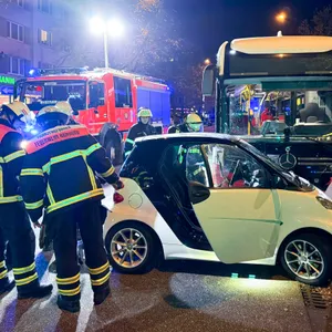 In Barmbek kollidierte ein Smart mit einem Bus.