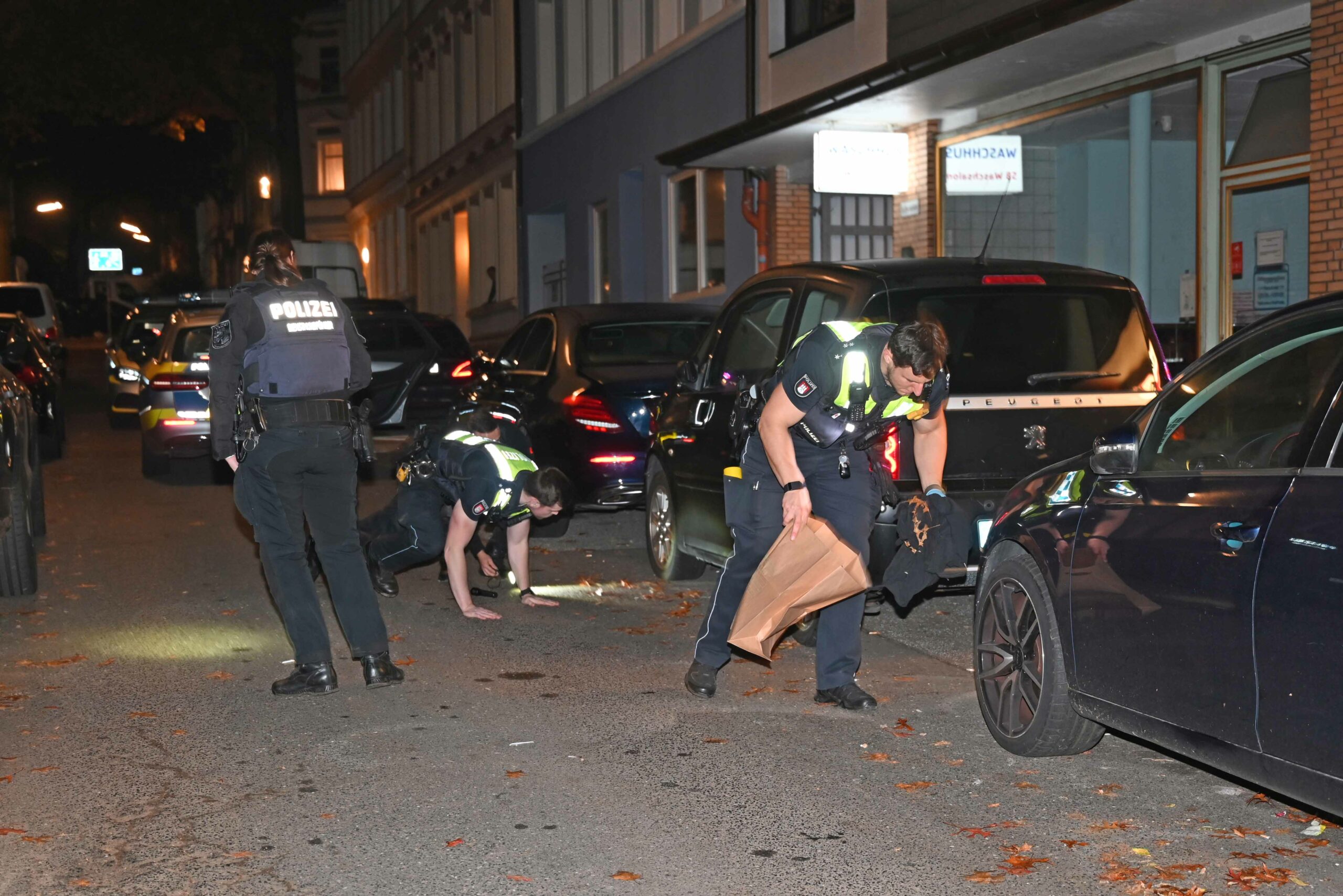 Nach mehreren Schüssen vor einer Kneipe im Phoenix-Viertel rückte die Polizei mit einem Großaufgebot an.