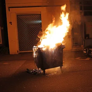 Brandserie in Harburg: Wieder brennt ein Müllcontainer
