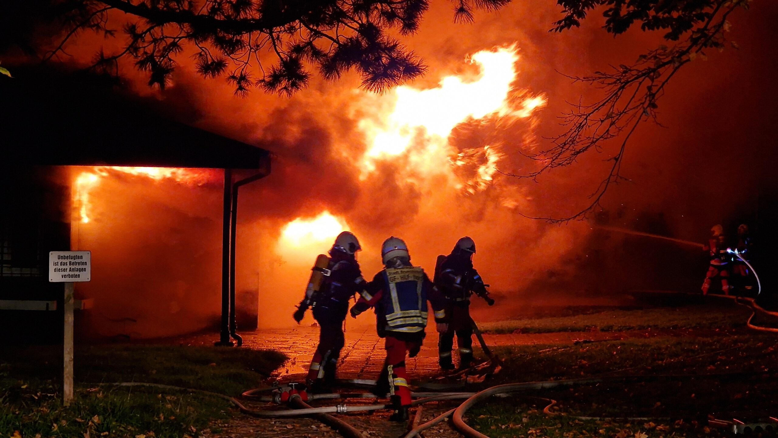 Lichterloh stand das Vereinsheim eines Tennisvereins in Brunsbüttel (Kreis Dithmarschen) in Flammen. Als die Retter eintrafen, standen sie vor einer regelrechten Feuerwand.