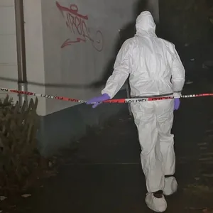 Die Ermittler waren bis spät in die Nacht am Tatort.