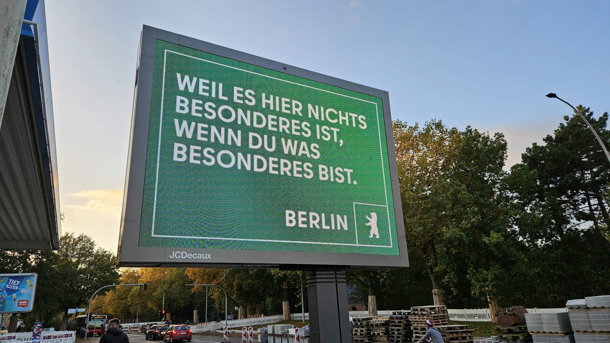 Diese Werbung ist an der Königstraße zu sehen.